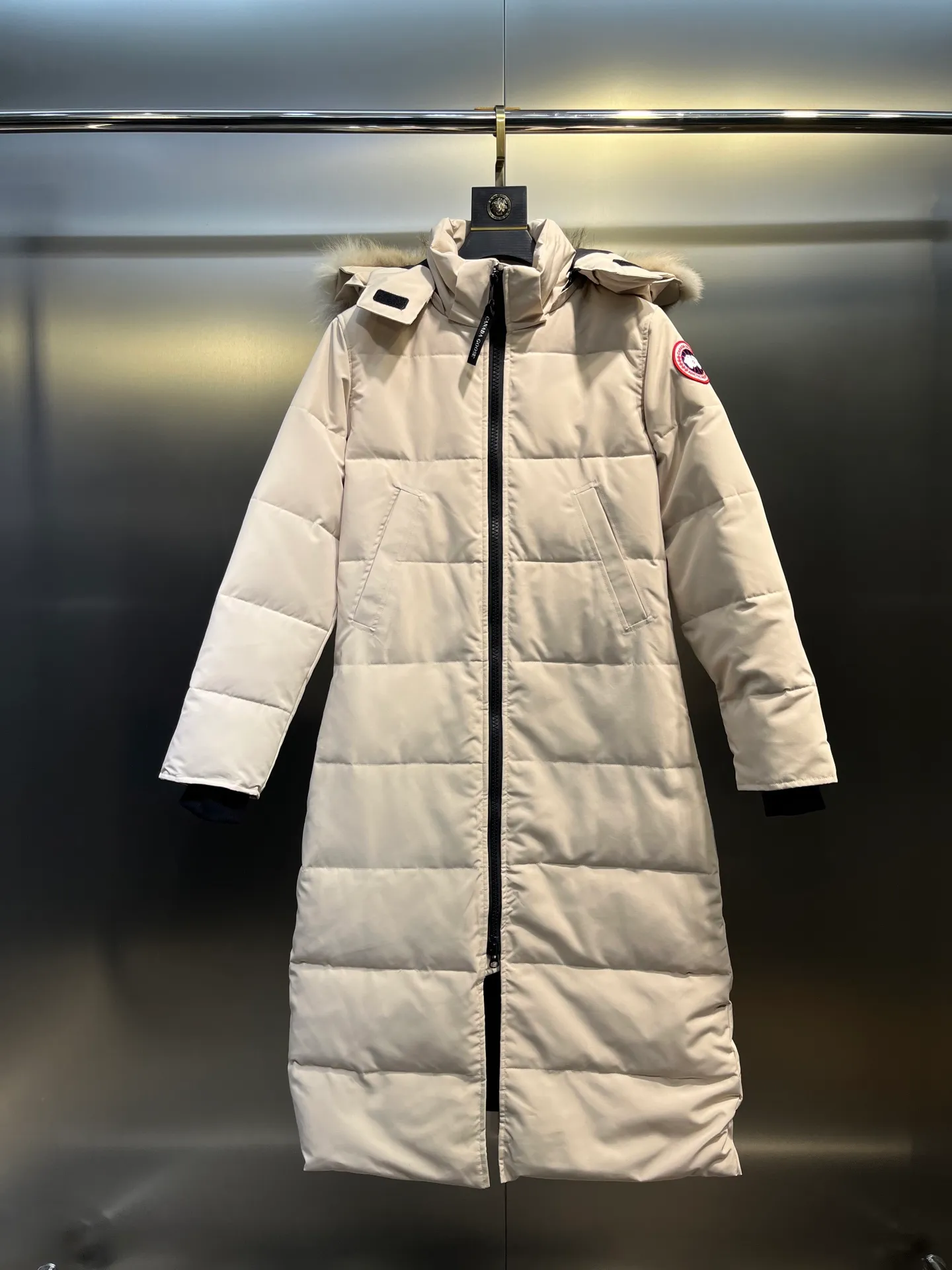 P860 CANADA GOOSE parka 22 styles ➖ Genuine synchronous anti-counterfeiting chip sensor! ➖ Imported 21-count polyester-cotton blended original fabric [last year’s 16-count/18-count hard fabrics have been completely eliminated, this year all use 21-count genuine synchronous fabrics, the soft mid-strap feels delicate and textured], genuine synchronous Feather-Light 10D waterproof coating fabric, made of 84.5 polyester fiber and 15.5 cotton, 100% the best feel in the entire network! ➖ The genuine official website is synchronized with the national standard 80 white duck down, you can check the official website customer service, there will never be a series of misleading claims such as 90 down or goose down! ��� Using the best nylon lining with double double-layer sealing design, velvet-proof No. 7 needle + grid-filled down ready-made garments, there is 100% no so-called velvet running! ➖ The cuffs are designed with thickened seamless threads, and the collar and pockets are lined with top-quality polar fleece to keep you warm and comfortable! ➖ Yoshida YKK provides original custom-made electroplated sliders. YKK two-way lockable zippers are tight and smooth and will not peel off paint! ➖ 3M composite guarantees that the Velcro is the same as the original, durable, and all accessories and hardware are custom-made! ➖ Imported BEHRINGER embroidery machine to customize the 10,000-needle embroidery logo, 98% of which can be reproduced to restore the original logo. You can check and compare on the official website! ➖ The fur collars are all made of large pieces of Western Canadian blue wolf hide, ensuring that each fur collar is 13-15cm wide! size：xs-xl